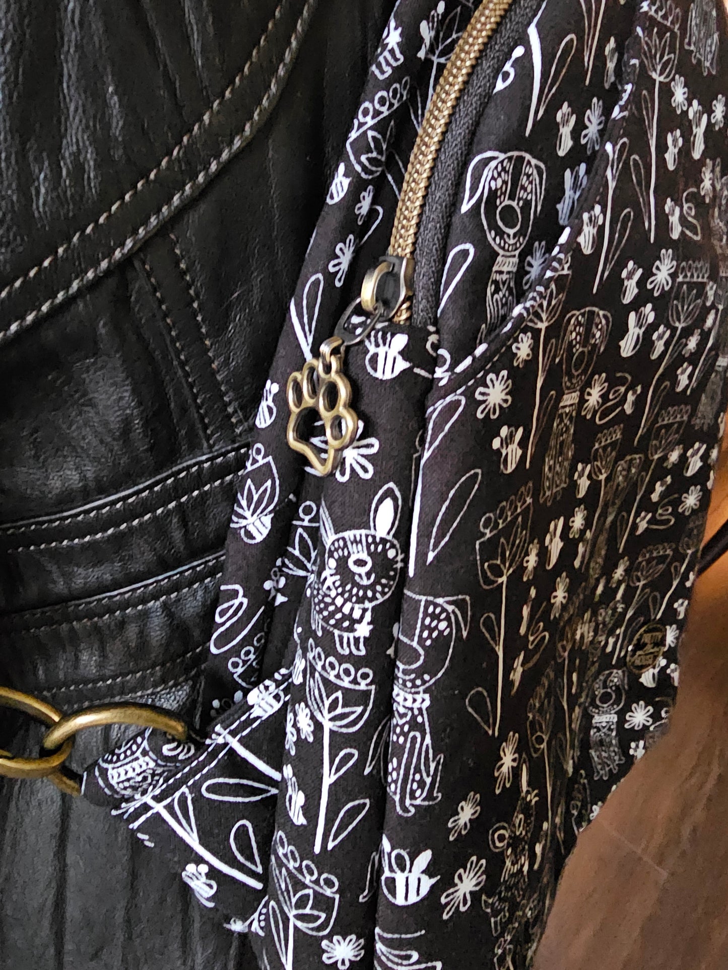 Essential Crossbody bag - Dogs & paw prints