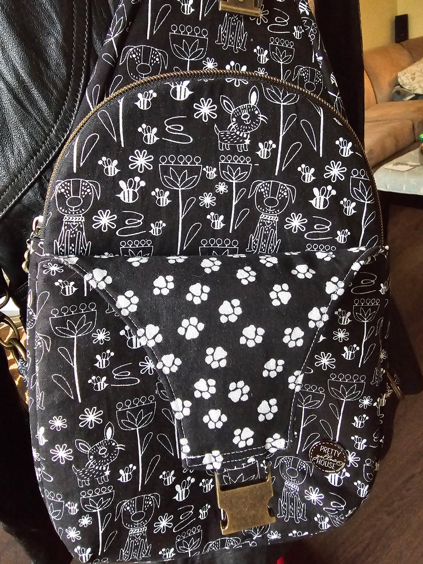 Essential Crossbody bag - Dogs & paw prints