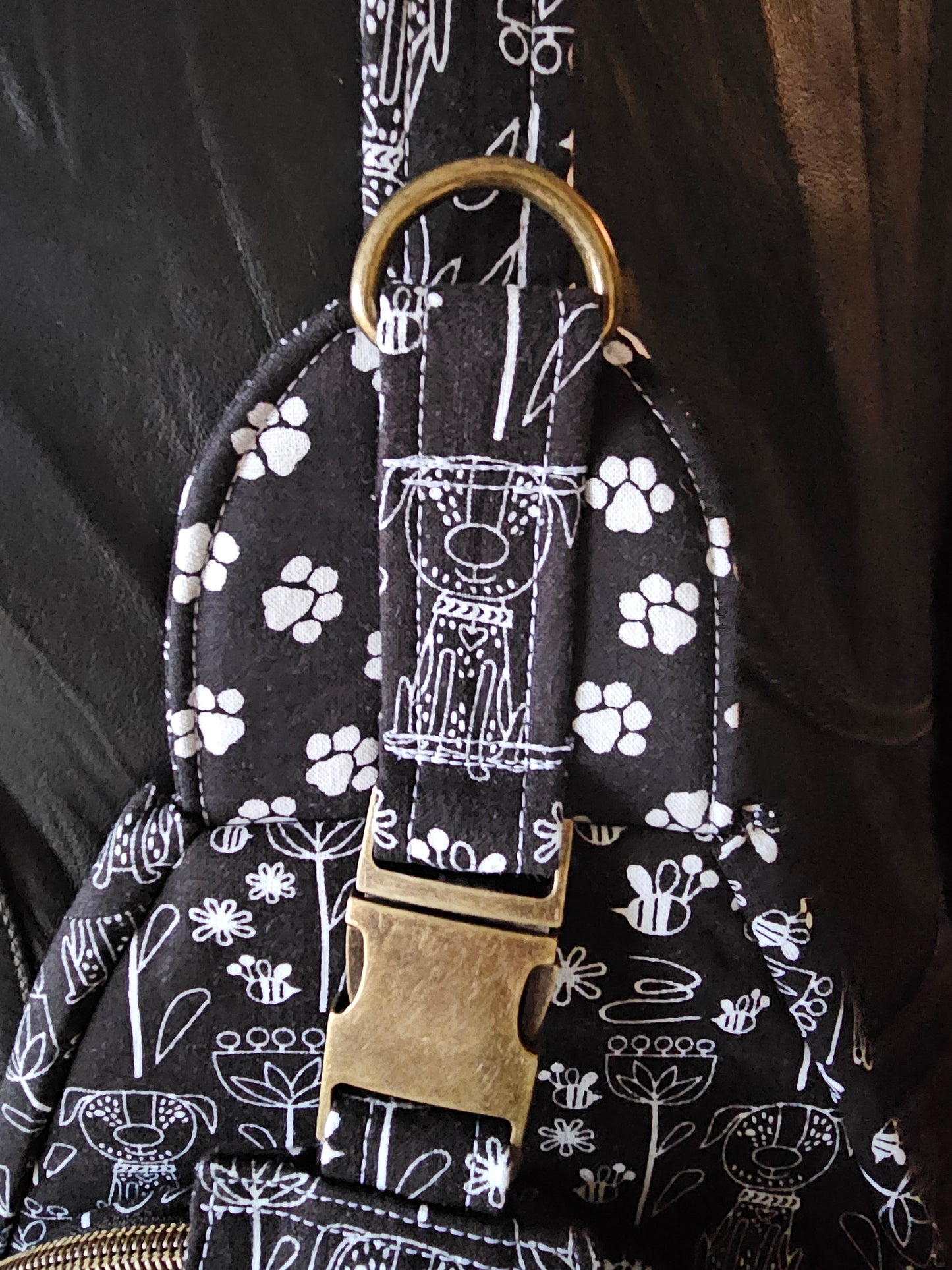 Essential Crossbody bag - Dogs & paw prints